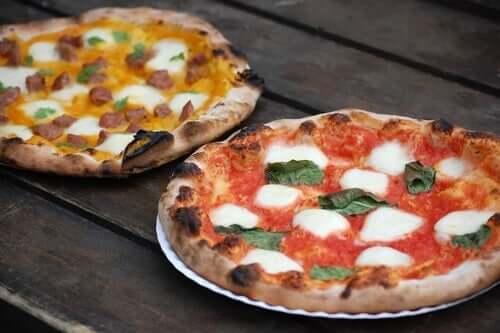 Plakalarda iki Napoliten tarzı pizza.