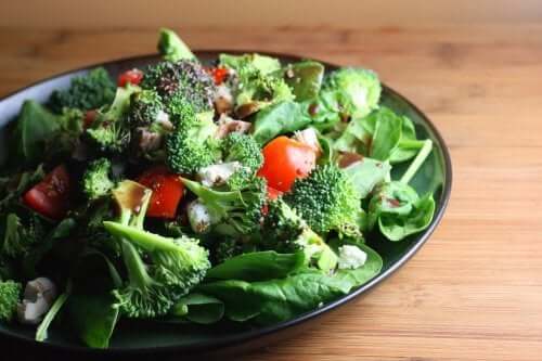 Salat med grøntsager