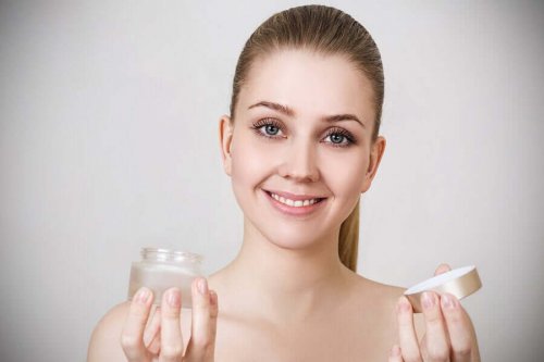 Vrouw met cosmetica