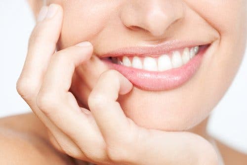 Kvinde smiler efter at have fulgt tandblegningsprocedurer