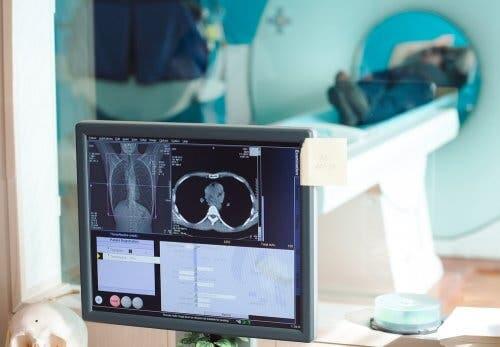 MRI machine and screen.