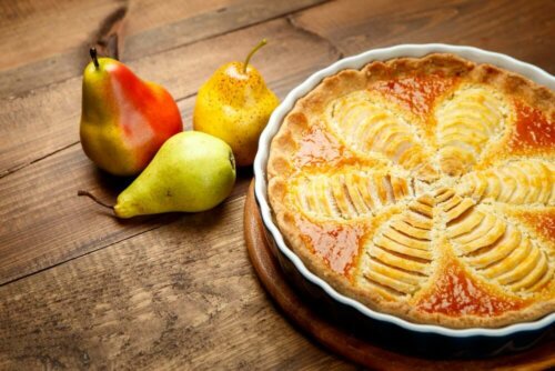 A baked pear pie.