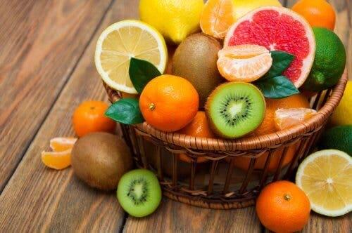 Citrus fruits in the basket.