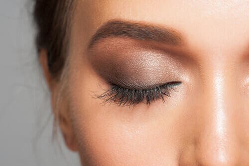 Woman with eye makeup to correct dark spots