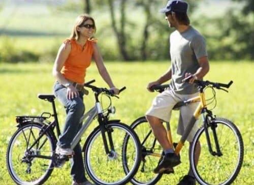 Paar beim Fahrrad fahren