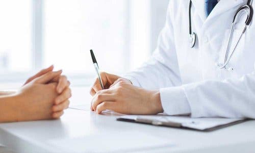 Legen tar pasientens sykehistorie.