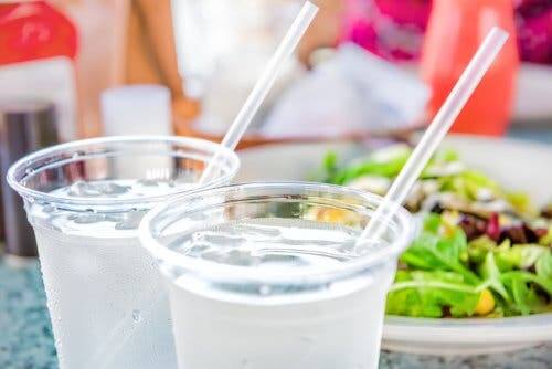 Drinks with plastic straws.