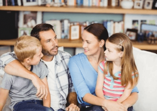 Familie snakker sammen