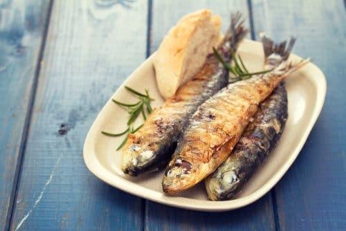 Fish on a plate, perfect for a satiating diet.