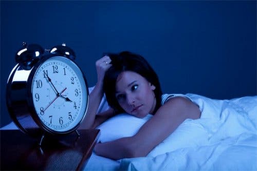 Lavendel als Entspannungsmittel - Frau mit Schlafstörungen