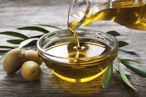 Olivenolie hældes op i skål