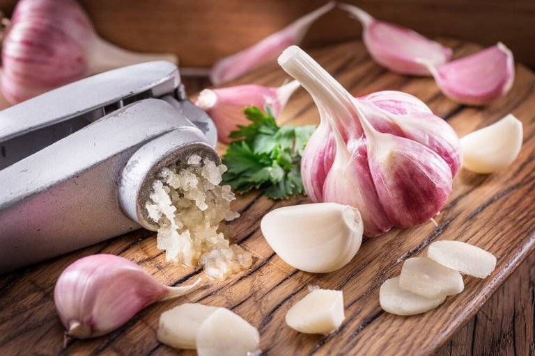 How To Reduce Cholesterol with Garlic: 3 Home Remedies
