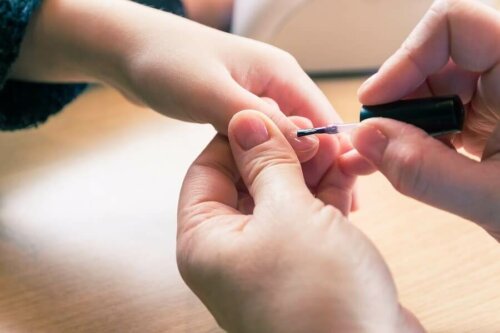 6 Remedies to Treat Thick Yellow Nails