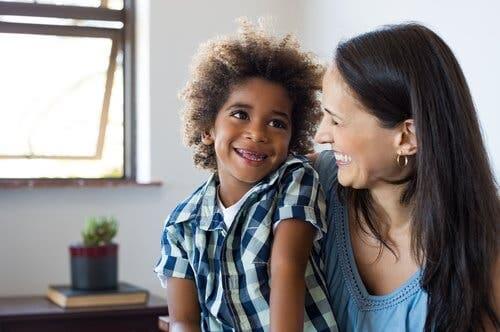 Mor og barn smiler til hinanden og formår at håndtere ADHD effektivt