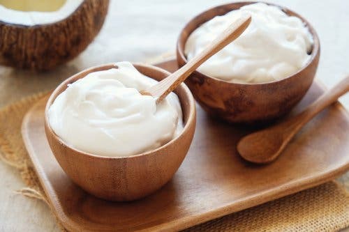 Yogurt in wooden bowls to brighten your skin.