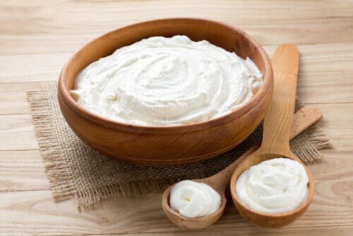 A wooden bowl of yogurt to reduce rheumatoid arthritis pain.