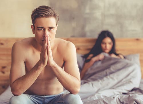 Ængsteligt par i seng kæmper med at tilgive utroskab
