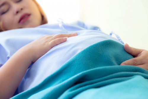 A seemingly distressed pregnant woman.