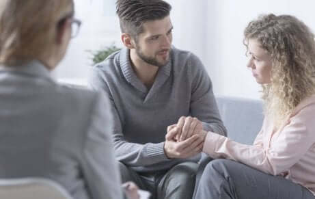 Mand og kvinde i terapi illustrerer behandlingen, når en partner er alkoholiker