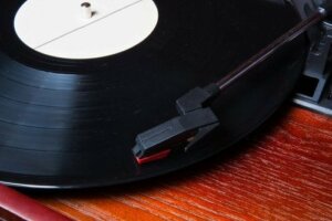 How To Decorate with Vinyl Records: 5 Original Ideas