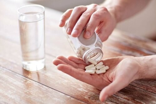 Ręce wysypujące tabletki, wiele leków może powodować nadwrażliwość na światło.