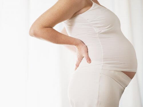 Gravid kvinde set fra siden