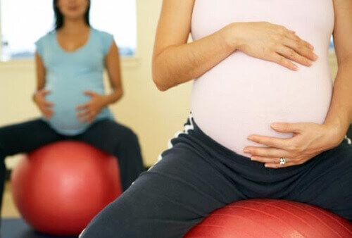 Pregnant women exercising.