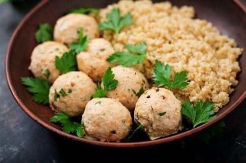 How to Make Quinoa and Garbanzo Meatballs