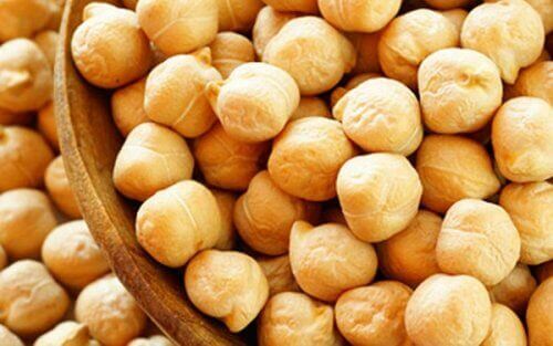 A bowl of dry chickpea.