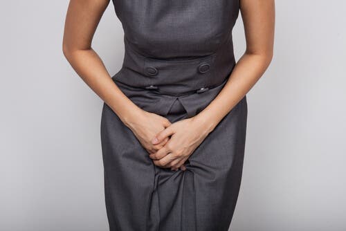 En kvinne med smertefull vannlating.