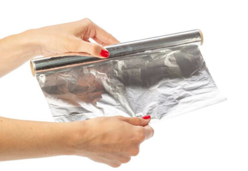 A person getting some aluminum foil.