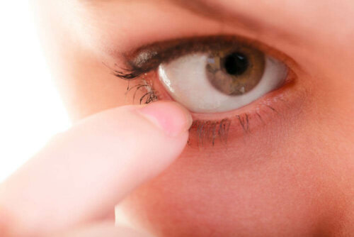 A person showing how the eye cleans itself.