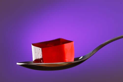 A spoon with gelatin.