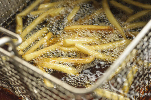 French fries frying, an ultra-processed food and source of trans fats.