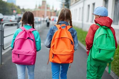 Kids wearing backpacks, which can affect postural hygiene.