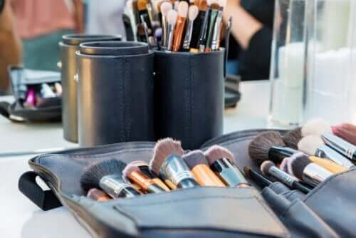 Tips To Keep Your Makeup Bag Clean