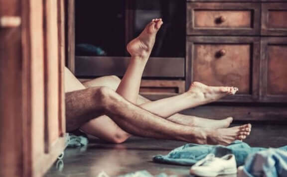 Partner im Bett überraschen - Paar beim Liebesspiel