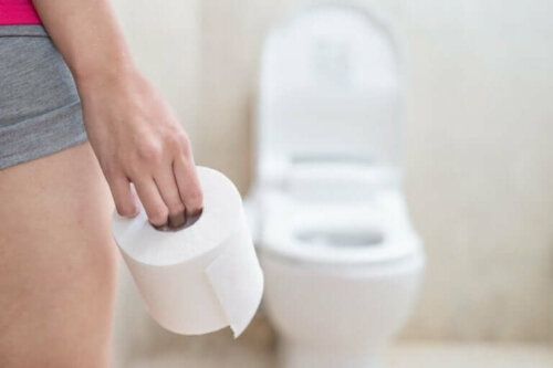 A person holding a toilet roll.