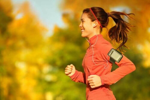 Woman in pink running listening to music, following the WaRu method.
