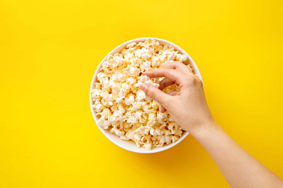 Popcorn er en sunn matbit.
