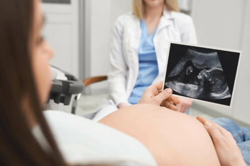 A pregnant woman at the doctor.
