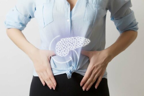 Kobieta pokazująca trzustkę.