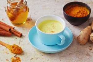 How to Fight Off a Cough with Pepper and Honey Tea