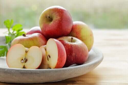 A bowl of apples.