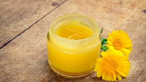 Arnina ointment and arnica flowers.