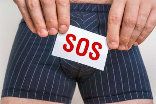 Mężczyzna z napiętym napletkiem.