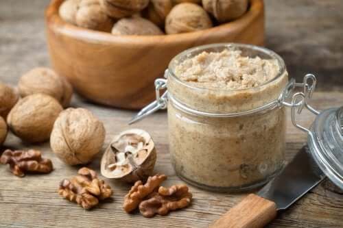 How to Prepare a Low-Calorie Walnut Sauce
