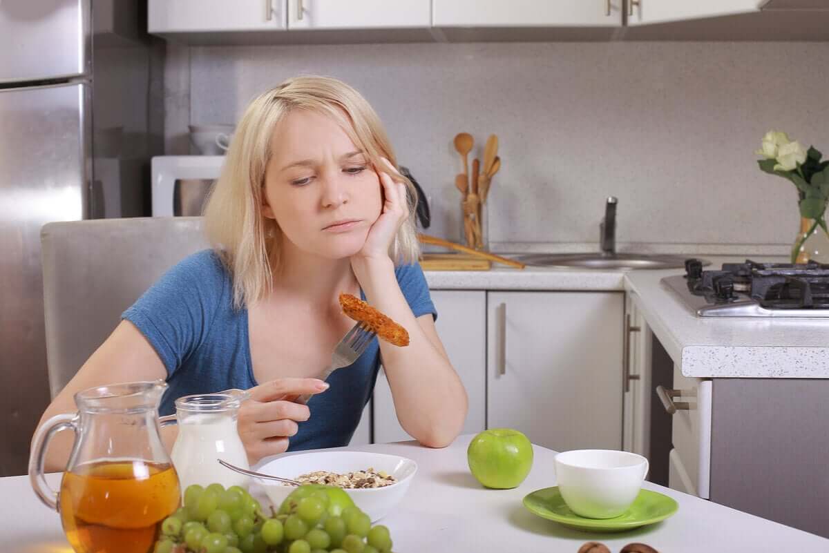 Kvinde med permareksi ser på mad