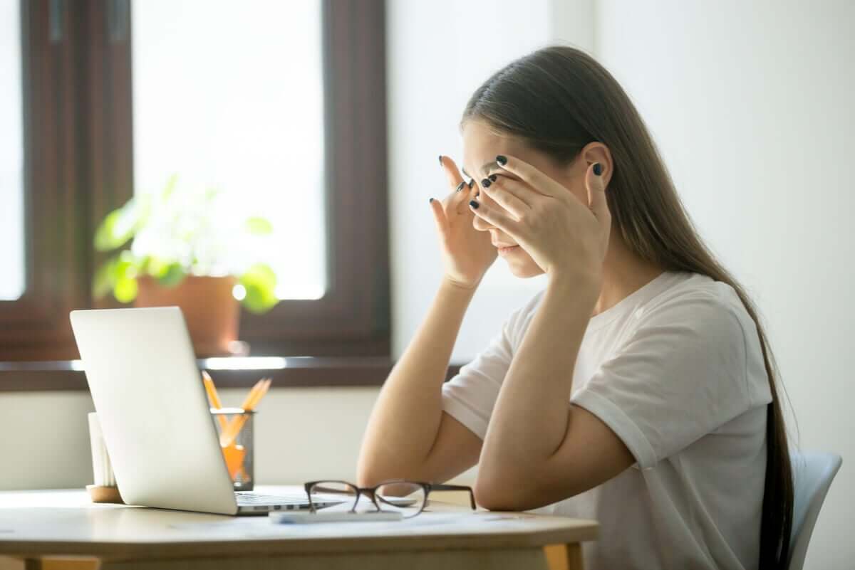 A woman with an ocular headache.