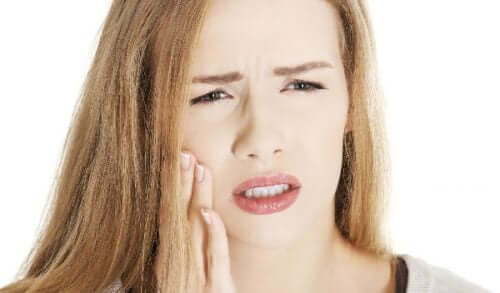 Kvinde med smerter grundet sår i munden